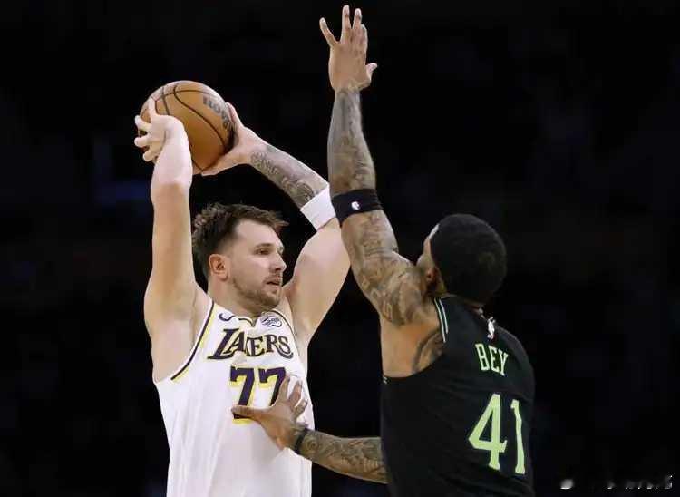 北京时间12月1日，NBA常规赛湖人主场对阵鹈鹕，其中鹈鹕是背靠背第二场，詹姆斯