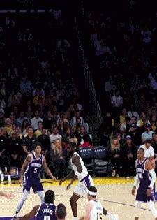 勒布朗竟然扣飞了！还是个大空位！

就在3月初打国王那场，一个标志性的单手拉弓暴