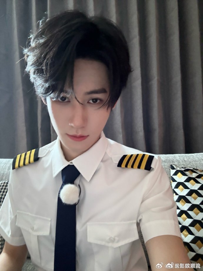 张真源机长造型返场 奔跑吧首期录制就惊艳众人，张真源机长造型返场，制服上身气质绝