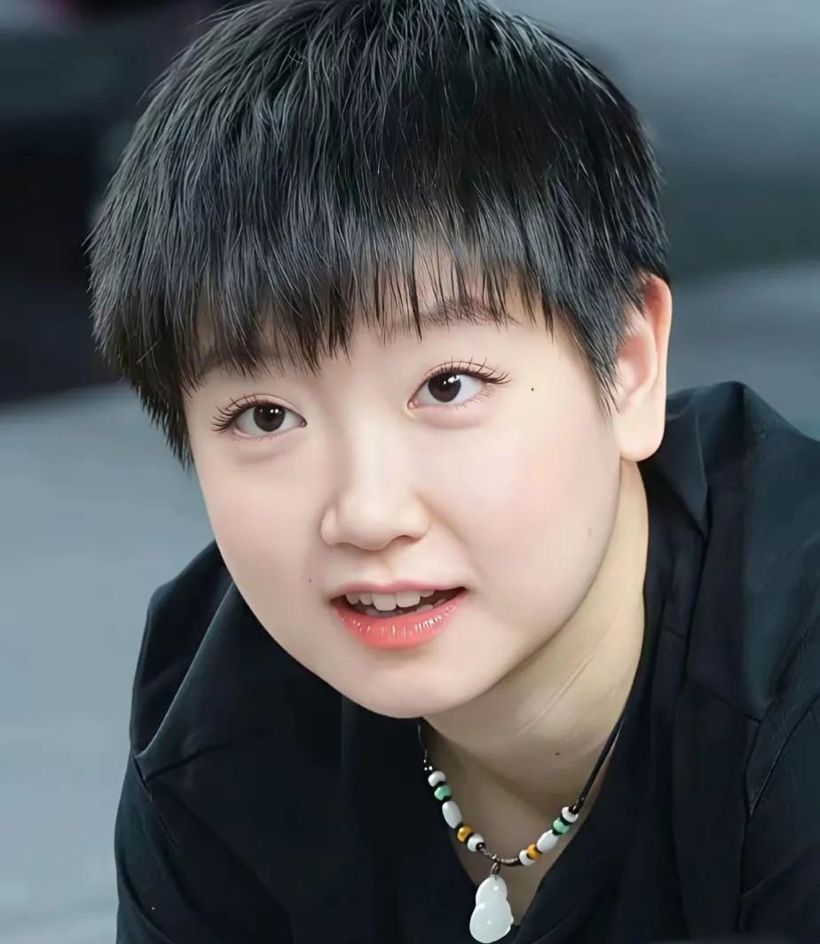 【孙颖莎入选中国十佳运动员榜单】在权威的新华社2025年中国十佳运动员榜单中，唯