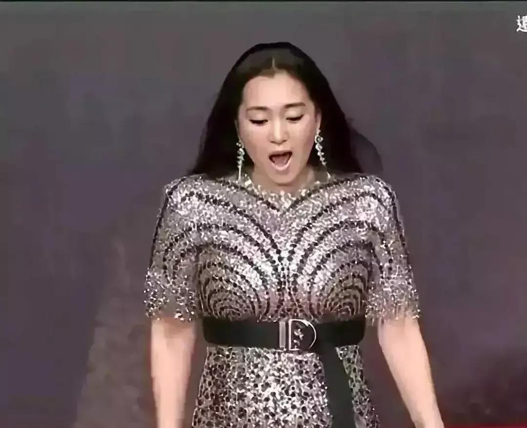 巩俐这身材体重跟她的咖位成正比了，都是重量级的。
照片中的巩俐，身穿银色连衣裙将
