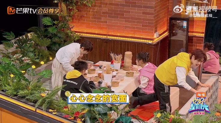 丁程鑫想吃面一直没上你好星期六 丁程鑫满心期待吃面，结果一直未上，便萌萌地去点。