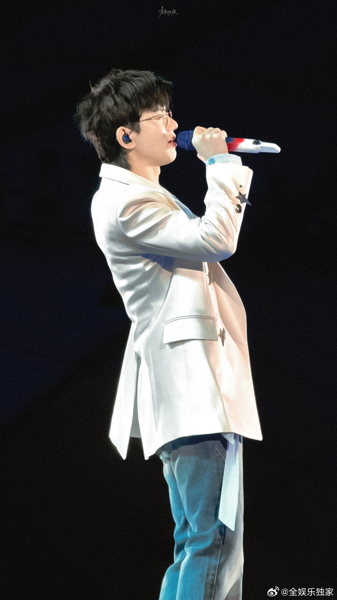 张杰张杰评价张凌赫送的花篮张杰在线夸张凌赫，花篮直接封神，最炸眼的那排必须是他！