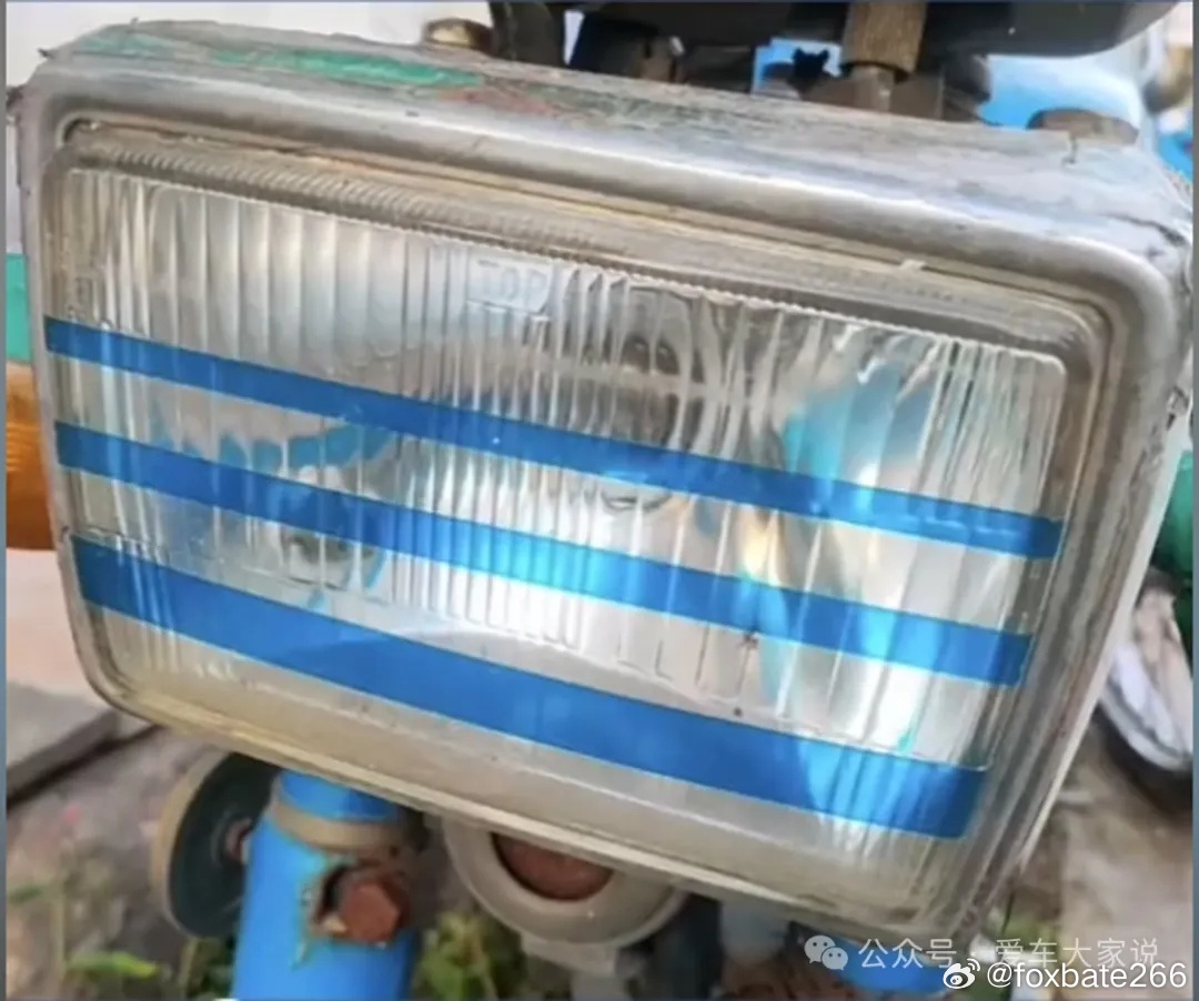 车灯贴蓝条。。。