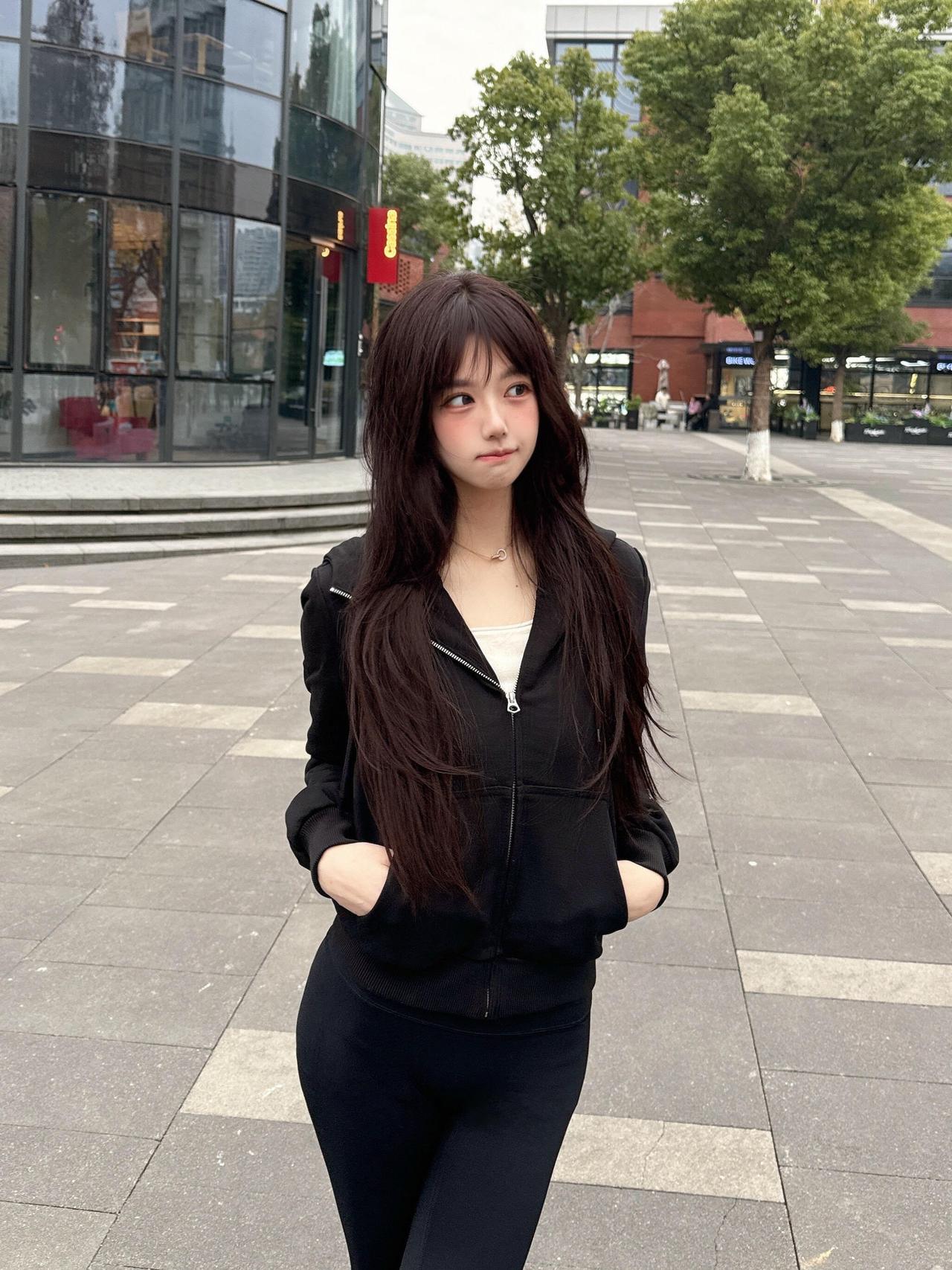 女人怎样穿搭，更有高级感黑色卫衣