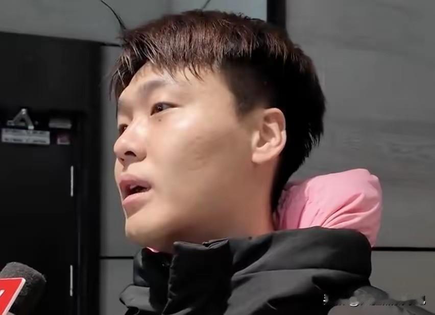 赵睿接受采访。能否出战看教练安排！
今晚北京将会跟北控进行德比，赛前有记者专门采