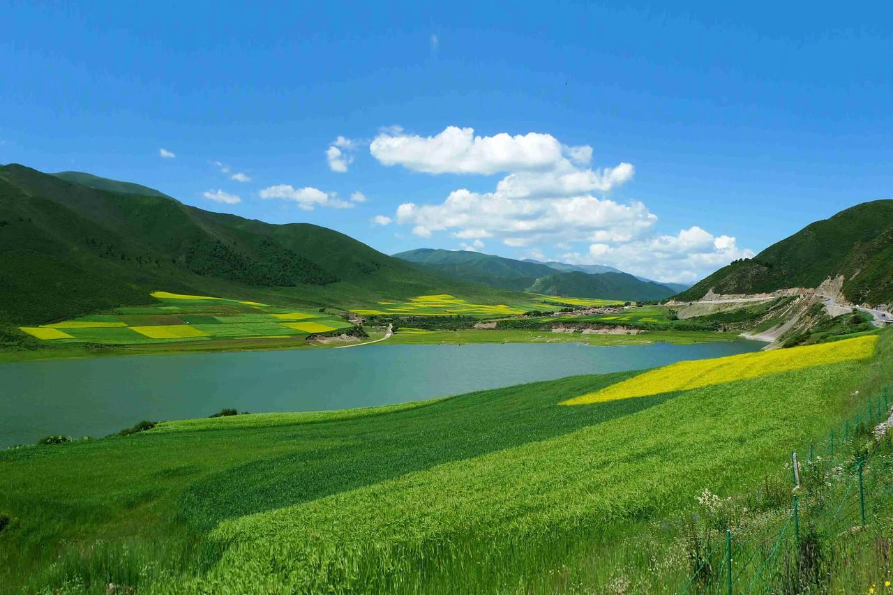 题龙阳县青草湖
【元】唐珙
西风吹老洞庭波，一夜湘君白发多。
醉后不知天在水，满