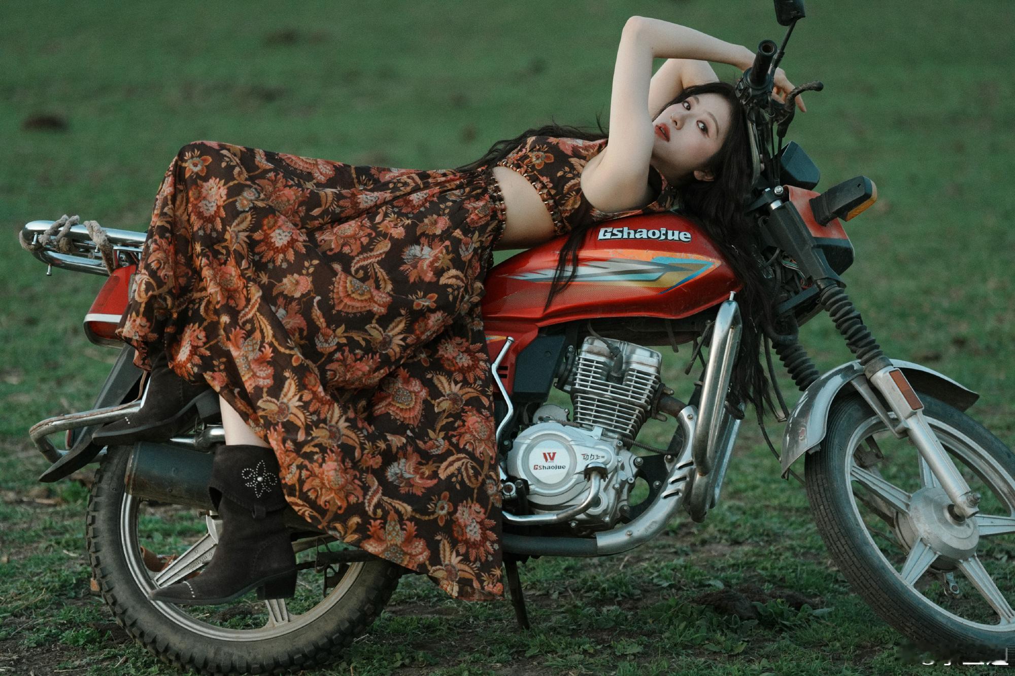 李兰迪又换风格了李兰迪后背的曲线软萌妹妹李兰迪，已切换「草原机车模式」碎花裙配复