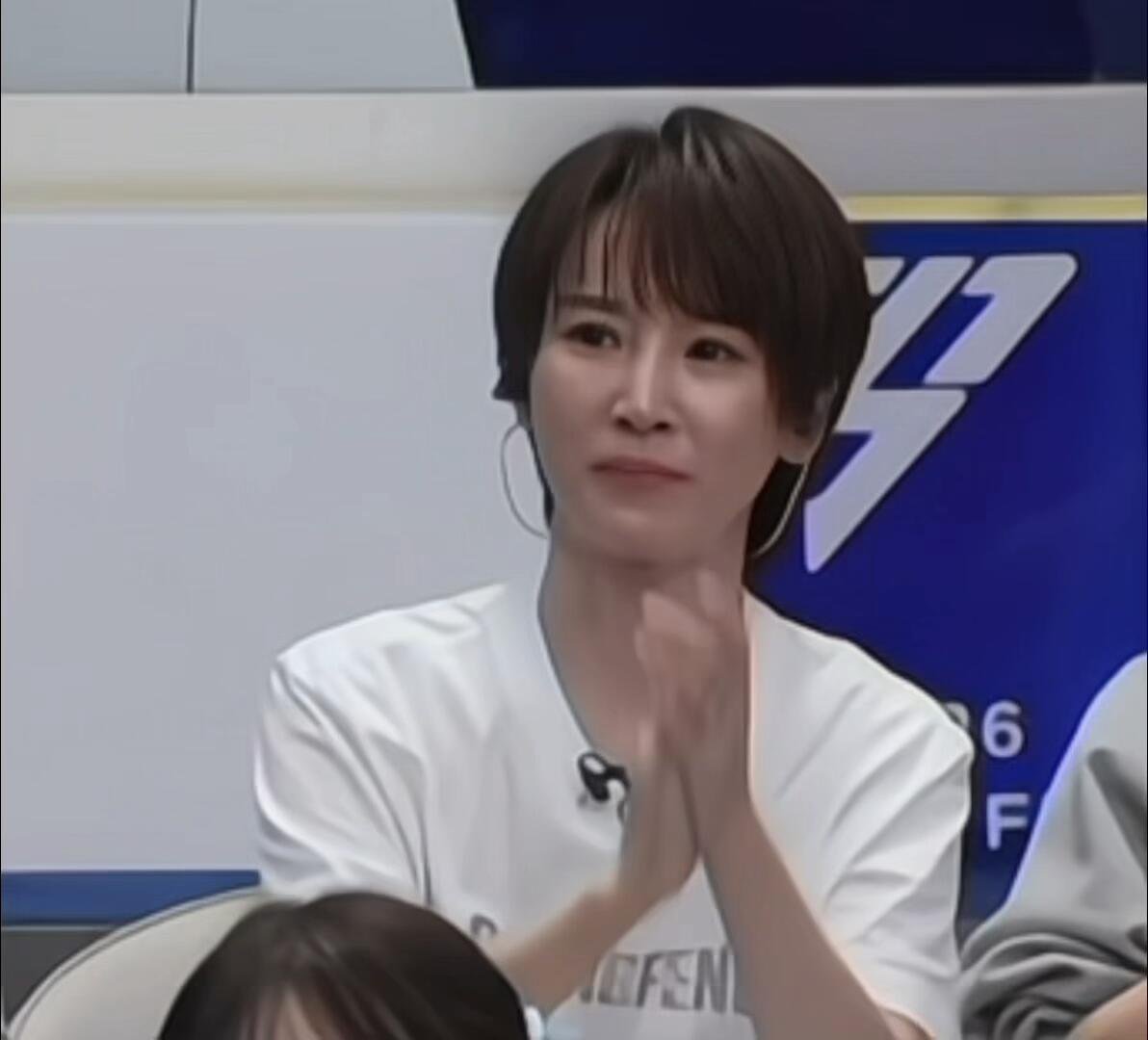 吴京发文庆祝与谢楠结婚十四周年谢楠姐中式好妈妈（大地之母如山的肩膀）孩子们困了，