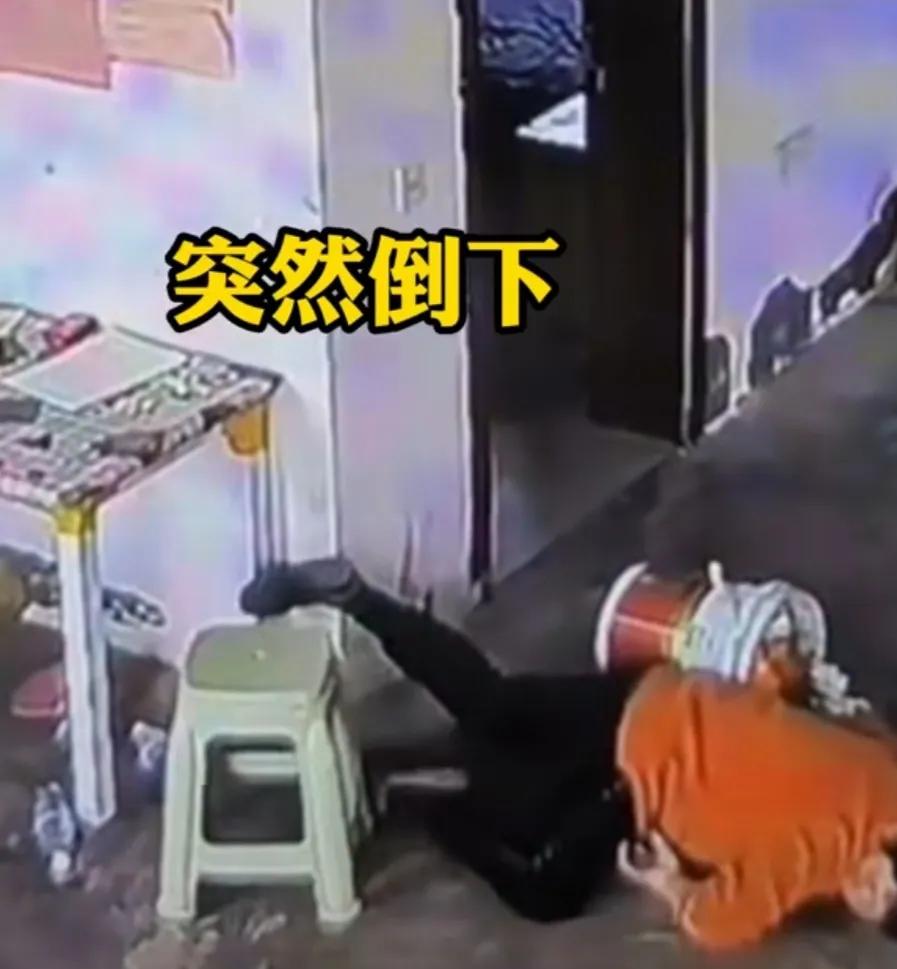 一名女子47岁，三个孩子，最小的才九岁。

女子吃完中饭，坐在室外剥蒜，突然一头