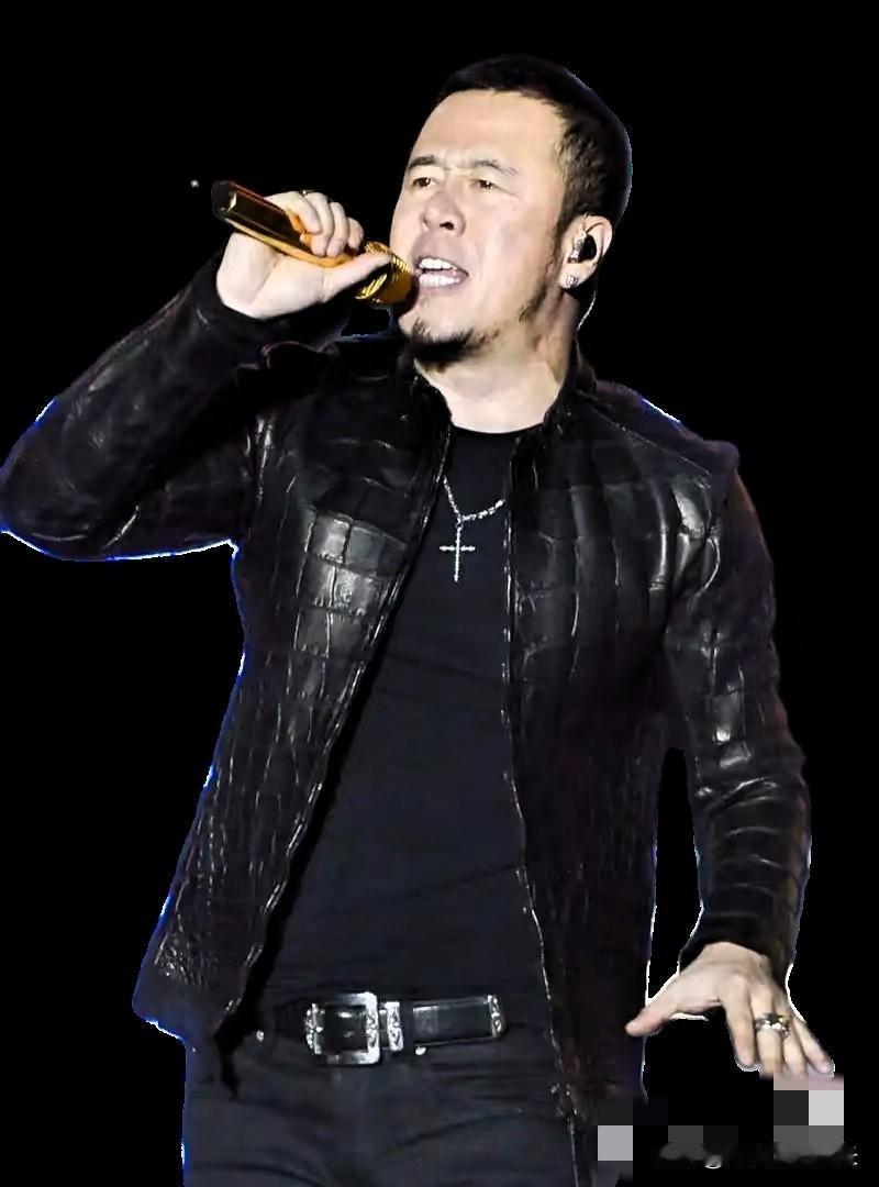 演唱会灯光一亮，杨坤这回在沈阳算是彻底“现了原形”。

瞅着台下那一排排空荡荡的