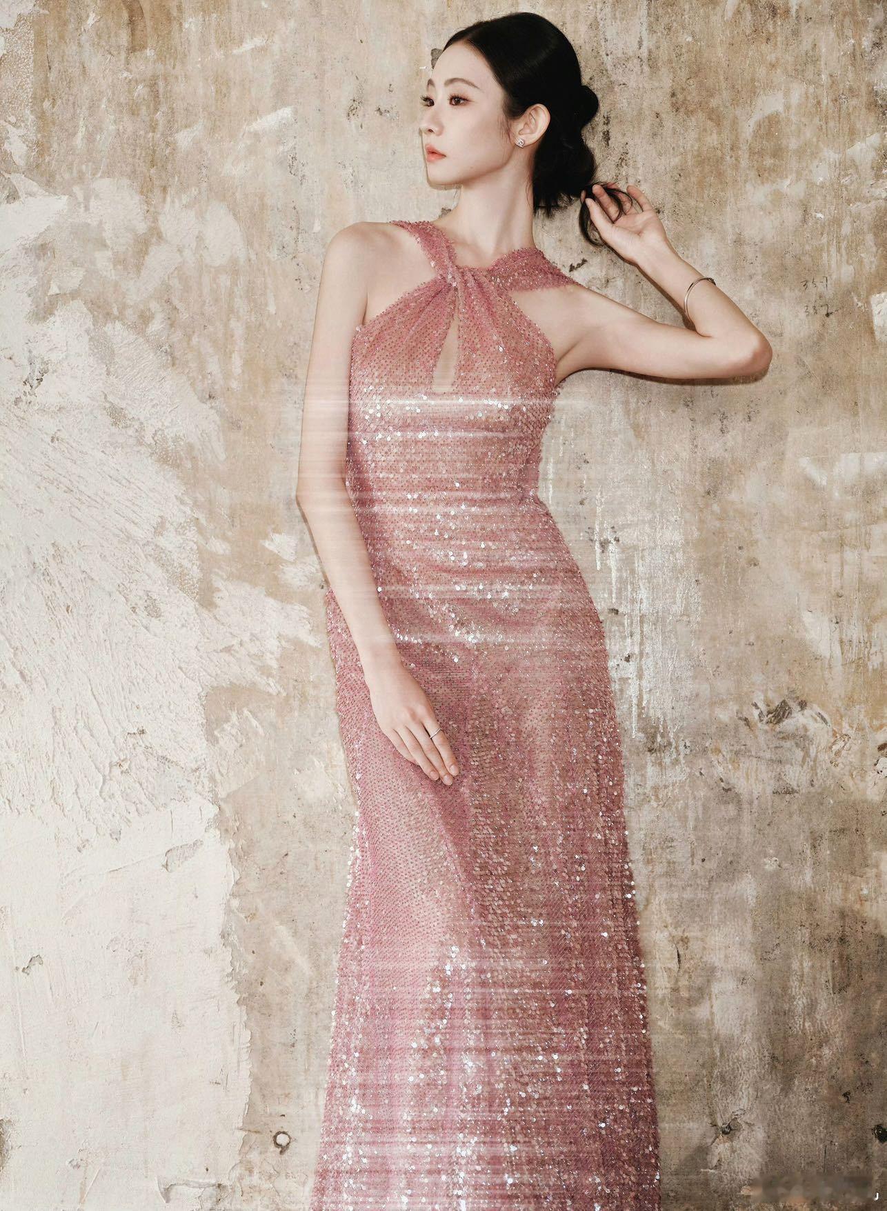 连光都偏爱张艺凡 粉色亮片裙的光泽感与张艺凡的清冷感绝配！交叉颈设计放大优势，天