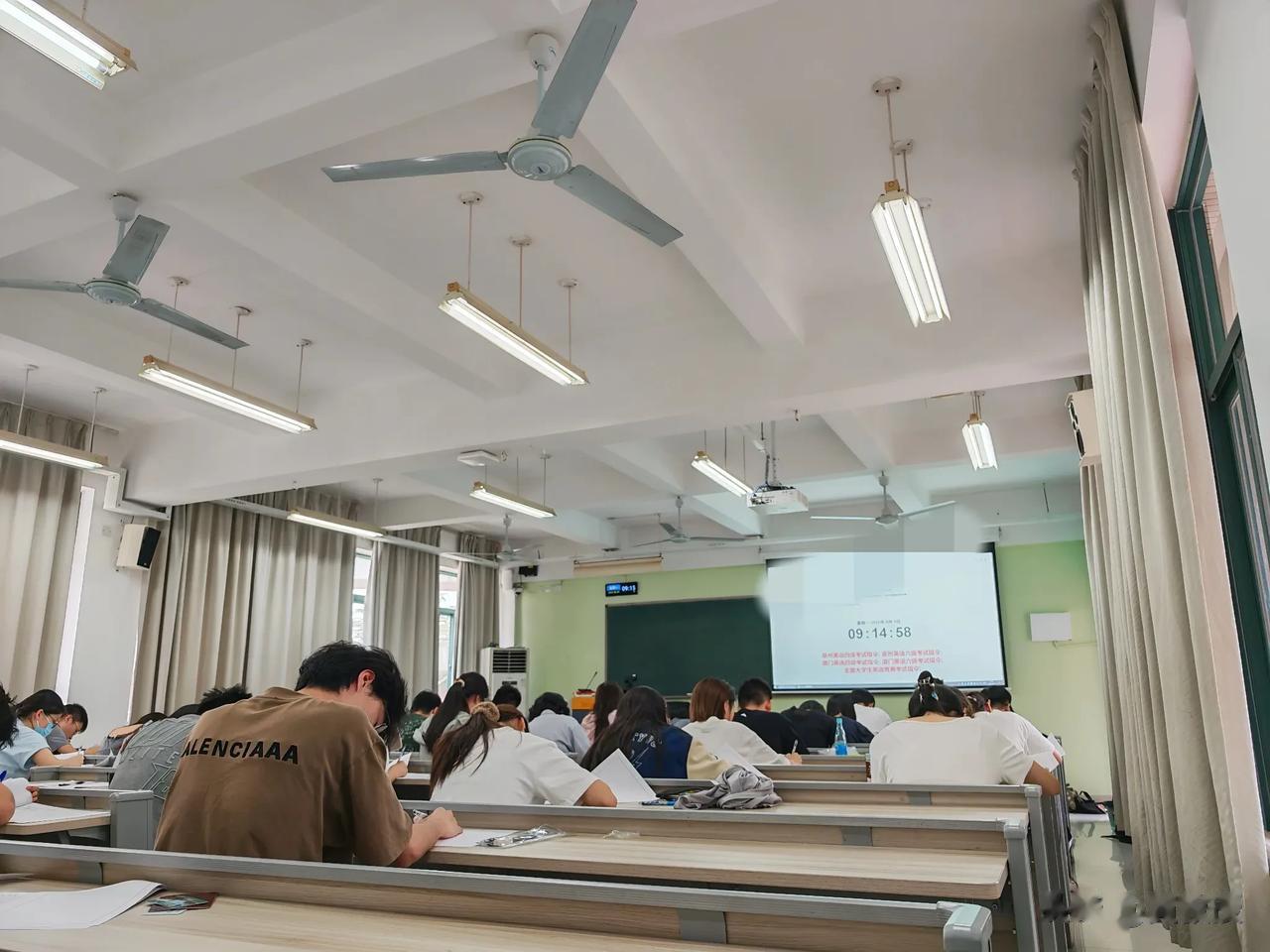 转眼又一学期
期末考试结束后，就是暑假了
大学老师的暑假更忙碌
基金，著作，论文
