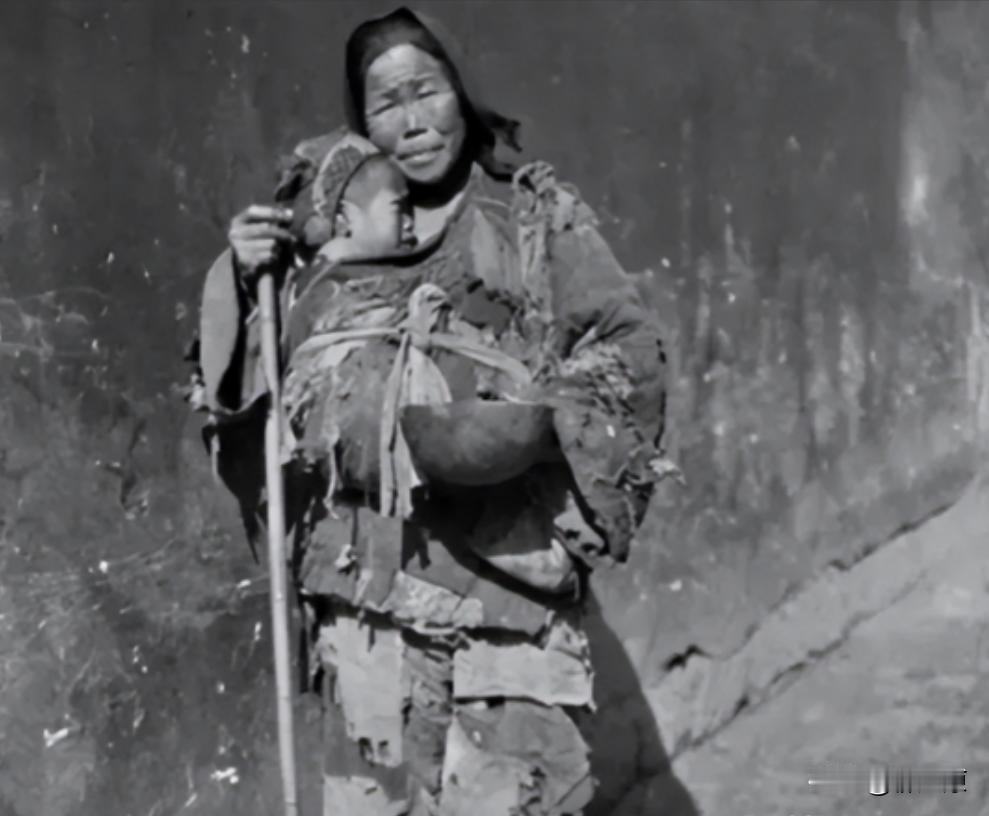 [微笑]1949年，一女乞丐带着儿子来到了县委大院，门口的士兵看见她后立马拦了下