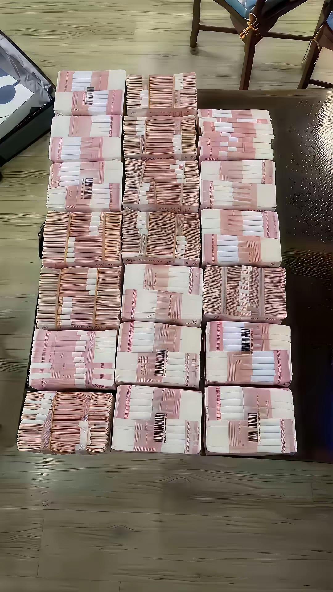 家里突然挣大钱，花钱可得好好规划。首先得管住嘴，财不外露，别到处炫耀，不然招来嫉