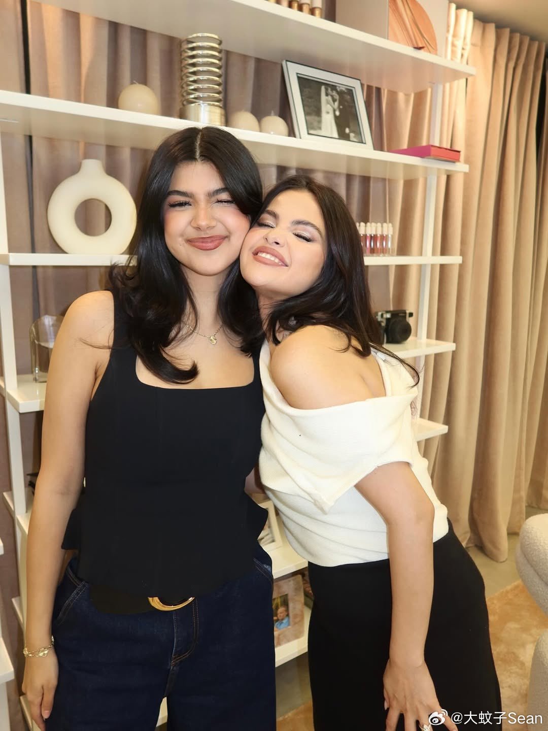 Selena Gomez赛琳娜戈麦斯前阵子邀请了一批网红博主探访rare bea