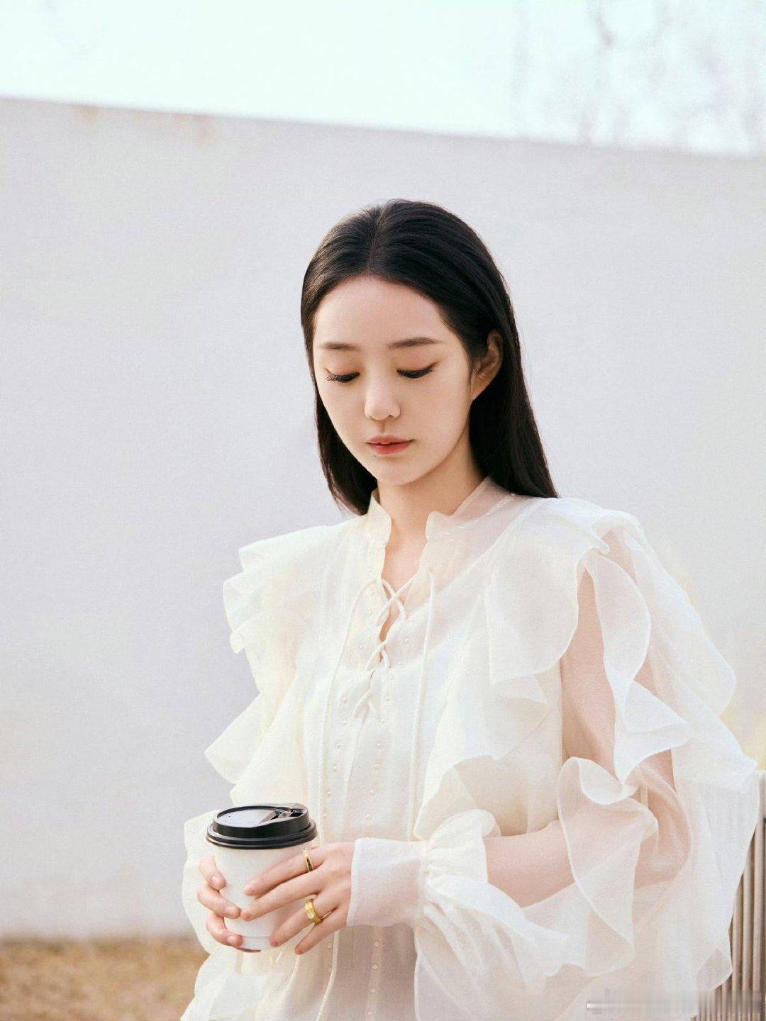 徐艺真曾因拍下水戏生病半年看徐艺真说拍摄经历破防了！毫不犹豫拍下水戏，生理期硬扛