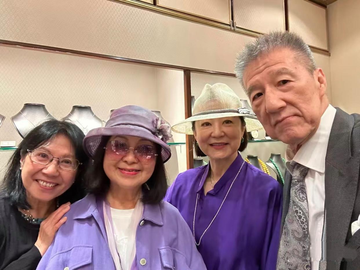 72岁林青霞现身香港一家玉石店和老友欢聚。三位好友分别是头戴紫色帽子的香港中文大