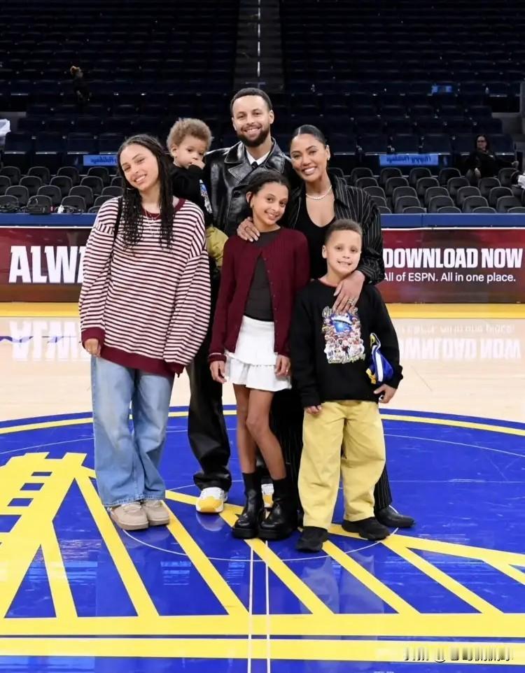 勇士当家球星库里真是太幸福了！今天库里特意更新社媒晒出了一家人的幸福合照，以此来