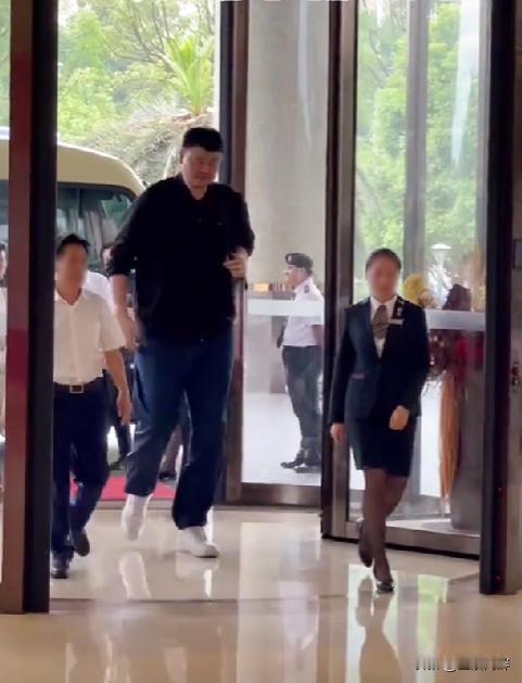 亲身感受到了姚明带来的压迫感！
姚明来湖南的一个地级市参加NBL季前赛的启幕式，