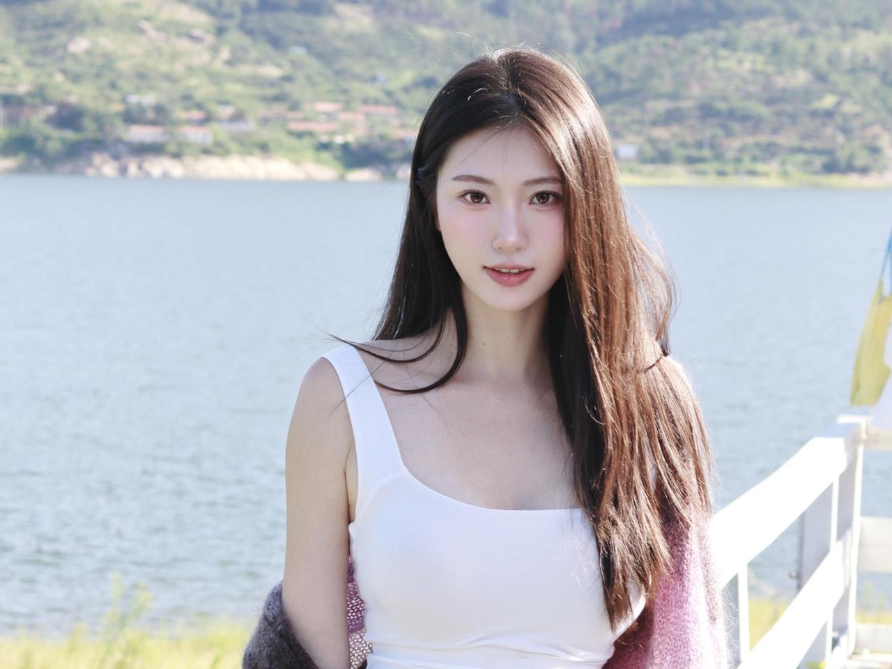 《沁园春·湖岸遇佳人》
 
晴锁湖光，翠拥遥岑，风软岸沙。
正云鬟垂瀑，轻笼烟紫