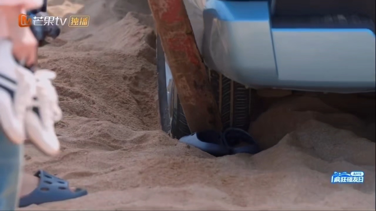 秦岚沈月抬起了2吨的皮卡 这段救车名场面之所以被大家夸赞，且在嘉宾心里也留下的很