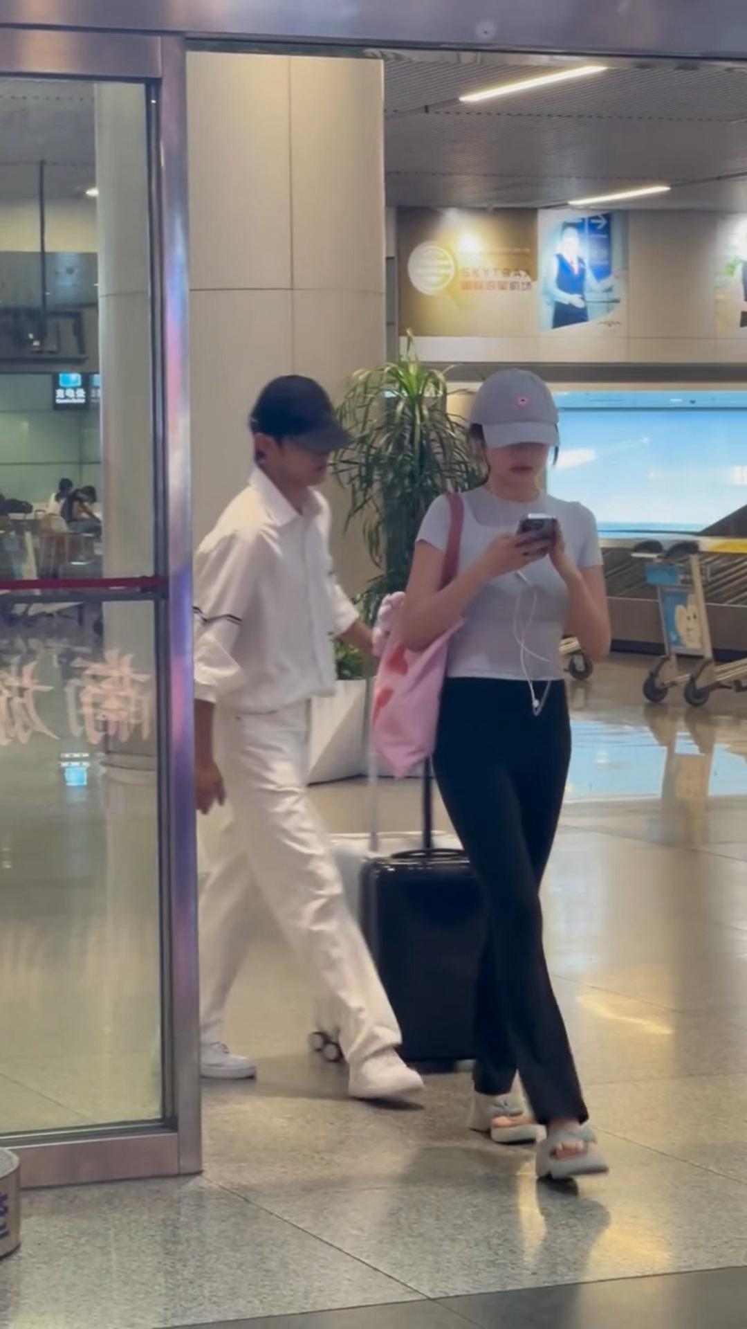 我去？？？！！！！徐如蓝方益炯明牌啦？？？？？？有网友偶遇俩人一起走机场！！！！