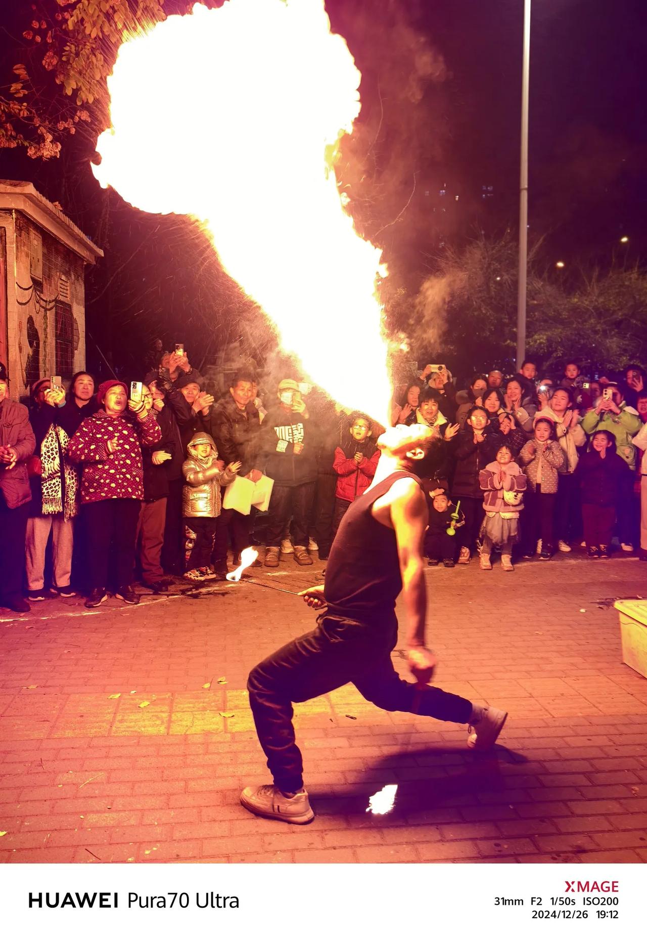 在武汉街头，偶遇一位民间艺人的口喷火焰表演，简直太惊艳了！
夜幕下，他站在人群中