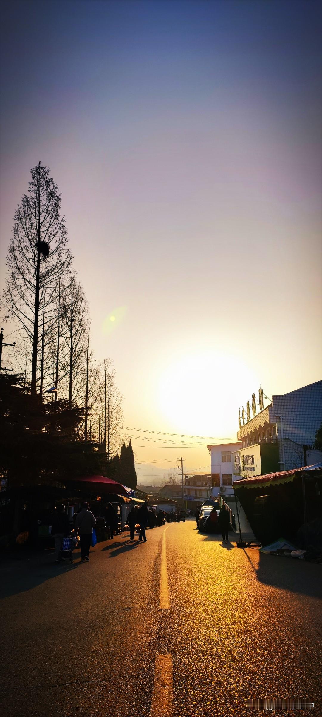 晒图笔记大赛冬日清晨的阳光，适合迎着走。清晨的日光稀薄，还是冻耳朵的，鼻头冻得有