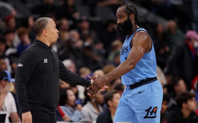 12月16日讯 NBA常规赛，快船主场103-121不敌灰熊，赛后，主教练卢接受