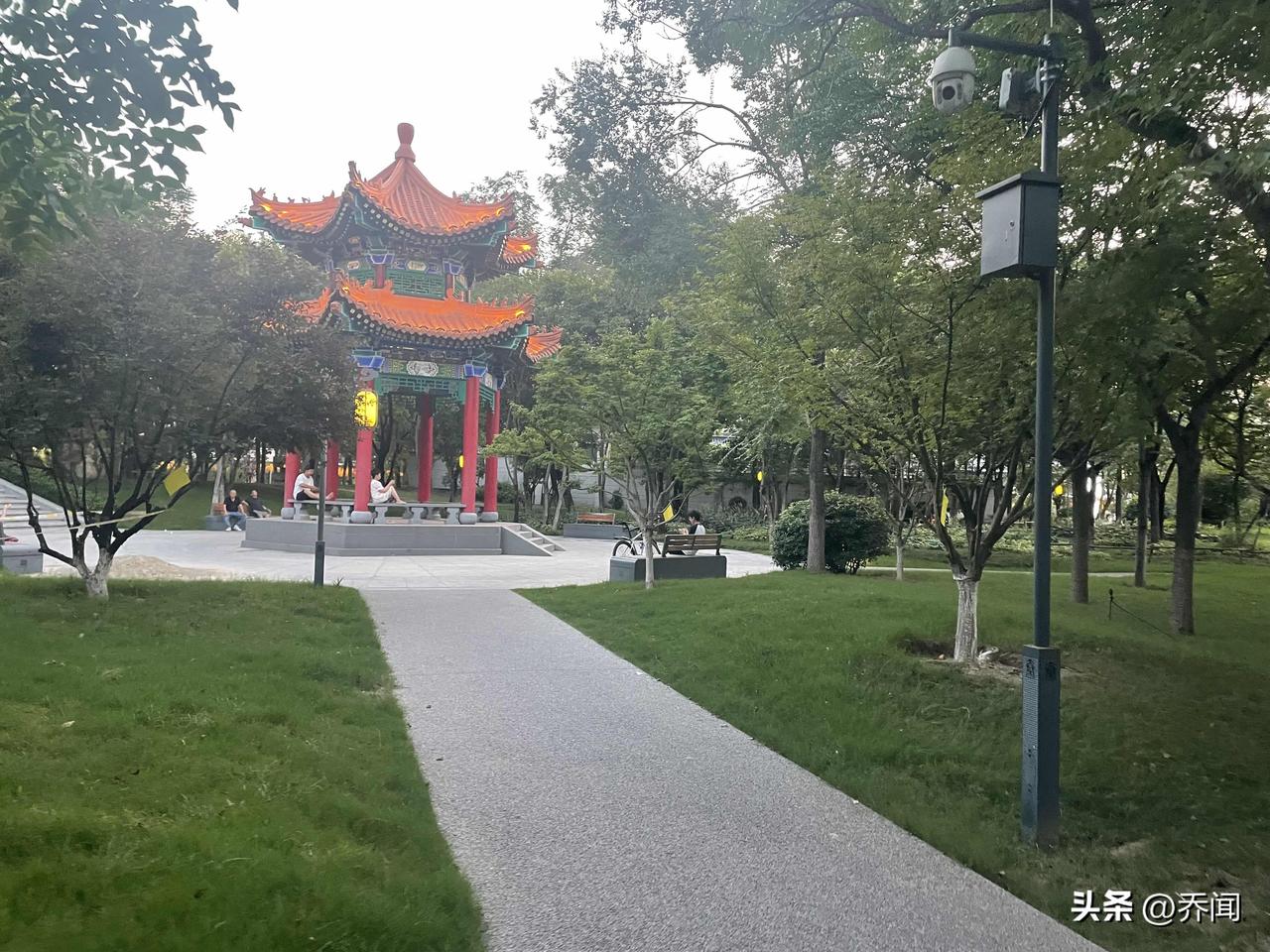 【七绝•天旱多时】
天旱多时急煞人，只销一场雨倾盆。
如能作物精神见，岂怨街流恣