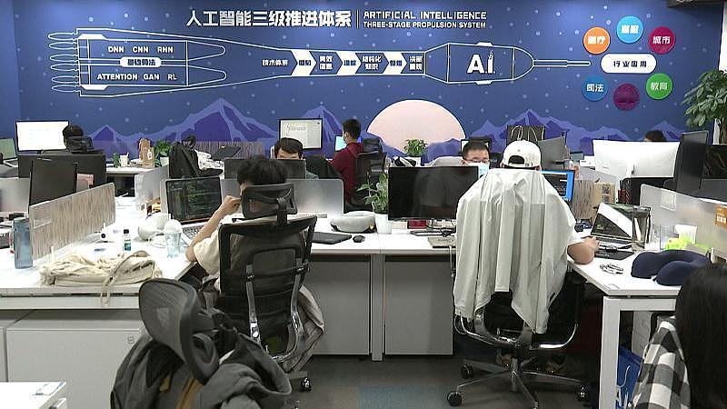 最近刷到不少讨论国家资本下场做AI的帖子，说要直接掀翻硅谷攒了几十年的AI神话。