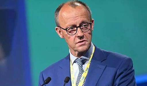 一直横着走的内塔尼亚胡，这回碰上“硬茬子”了，德国总理默茨仅凭一句话，就让杀红了