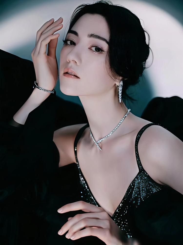 以为进了霍家？成龙曾坚决摇头。
当年成龙儿子没娶她，如今她凭妲己翻红，又和介绍