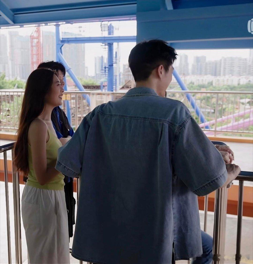 救命啊这个身高差这个体型差。高……高老师，请问图1我们雅宝呢。🥰翁青雅｜彭高｜
