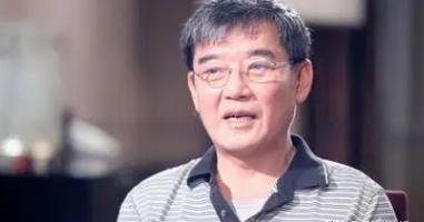 1990年，自台湾回大陆寻亲的李立群，几经辗转，终于在河南老家找到了同父同母的哥