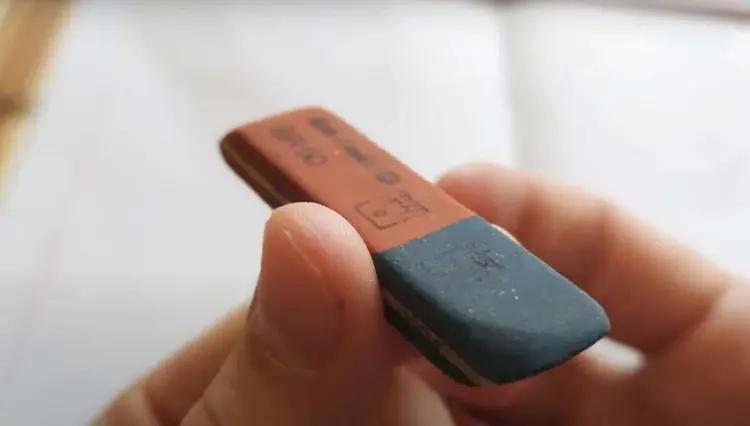 冷知识：橡皮擦并不是靠摩擦力擦掉铅笔字，而是靠材质吸附带走石墨粉末？

很多人从