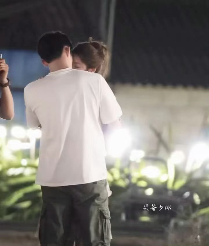 黄景瑜徐若晗幸福的转圈徐若晗飞奔向黄景瑜徐若晗飞奔向爱的人，黄景瑜用怀抱回应！幸