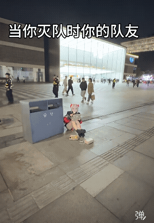 “二次元”文化源自日本，由动画、漫画、游戏等构成的二维虚拟世界。它深深植根于日本