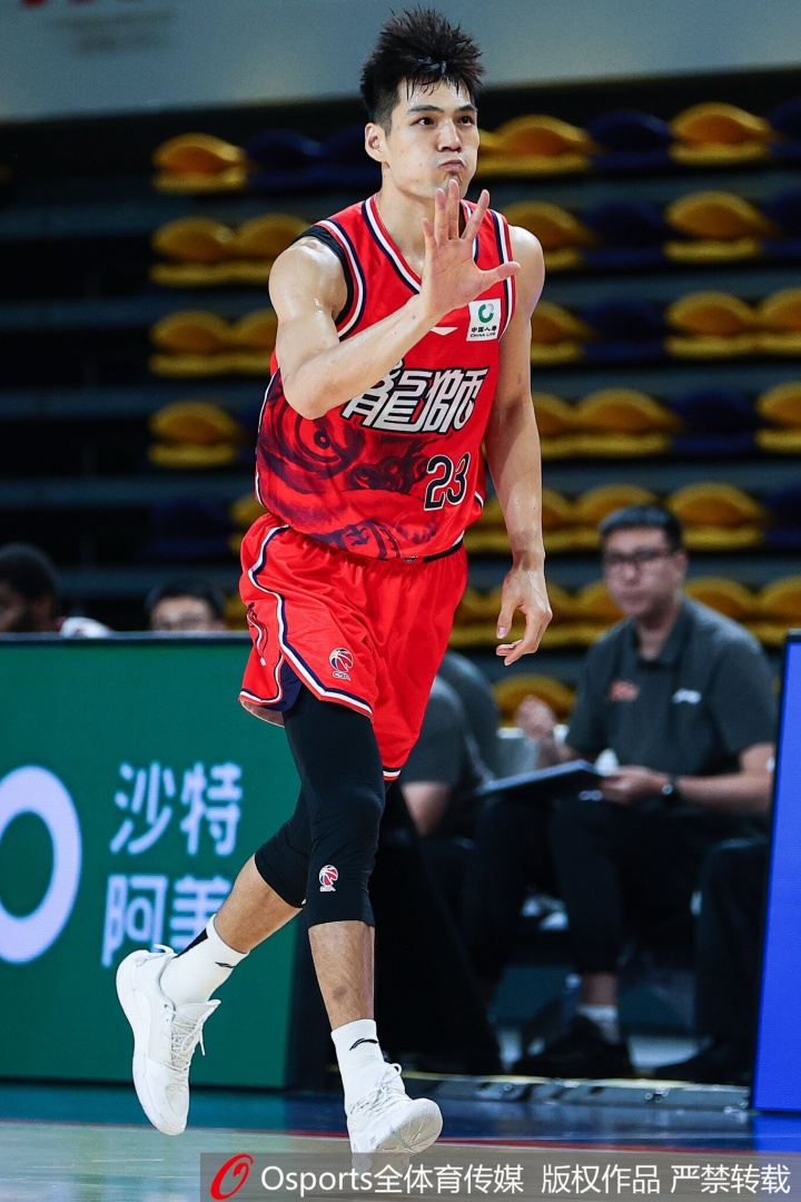 进攻太稳了！陈国豪8中5&三分3中3拿下18分5板1断1帽