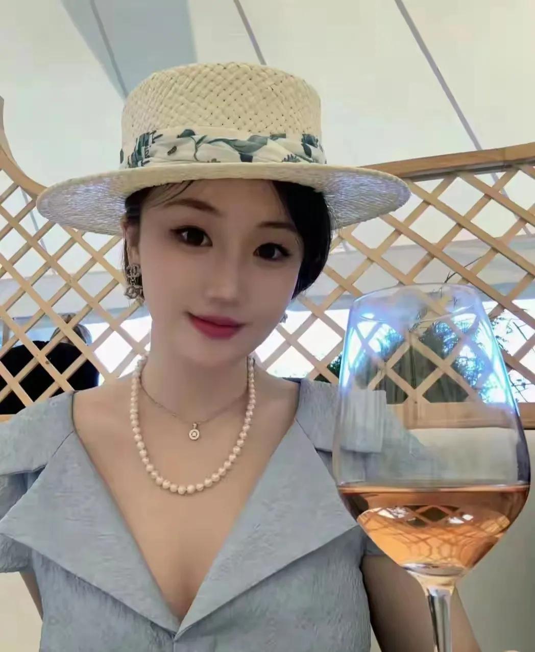 有一个年轻的母亲，名叫莉莉。她在28岁时，经历了婚姻的破裂，独自带着女儿生活。她