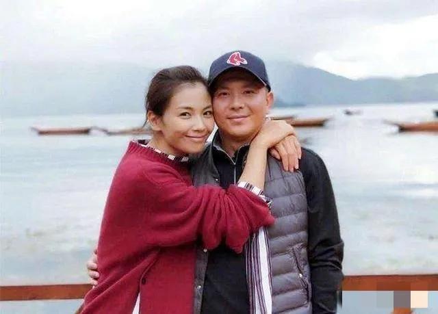 听到王珂又赔了12万，汪小菲坐不住了：“他会不会也卖酸辣粉，她老婆可比他老妈厉害