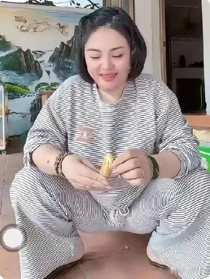 美女这乡么简单的一蹲难住了全世界不可一世的欧美人，只要一蹲，不是前俯就是后仰，只