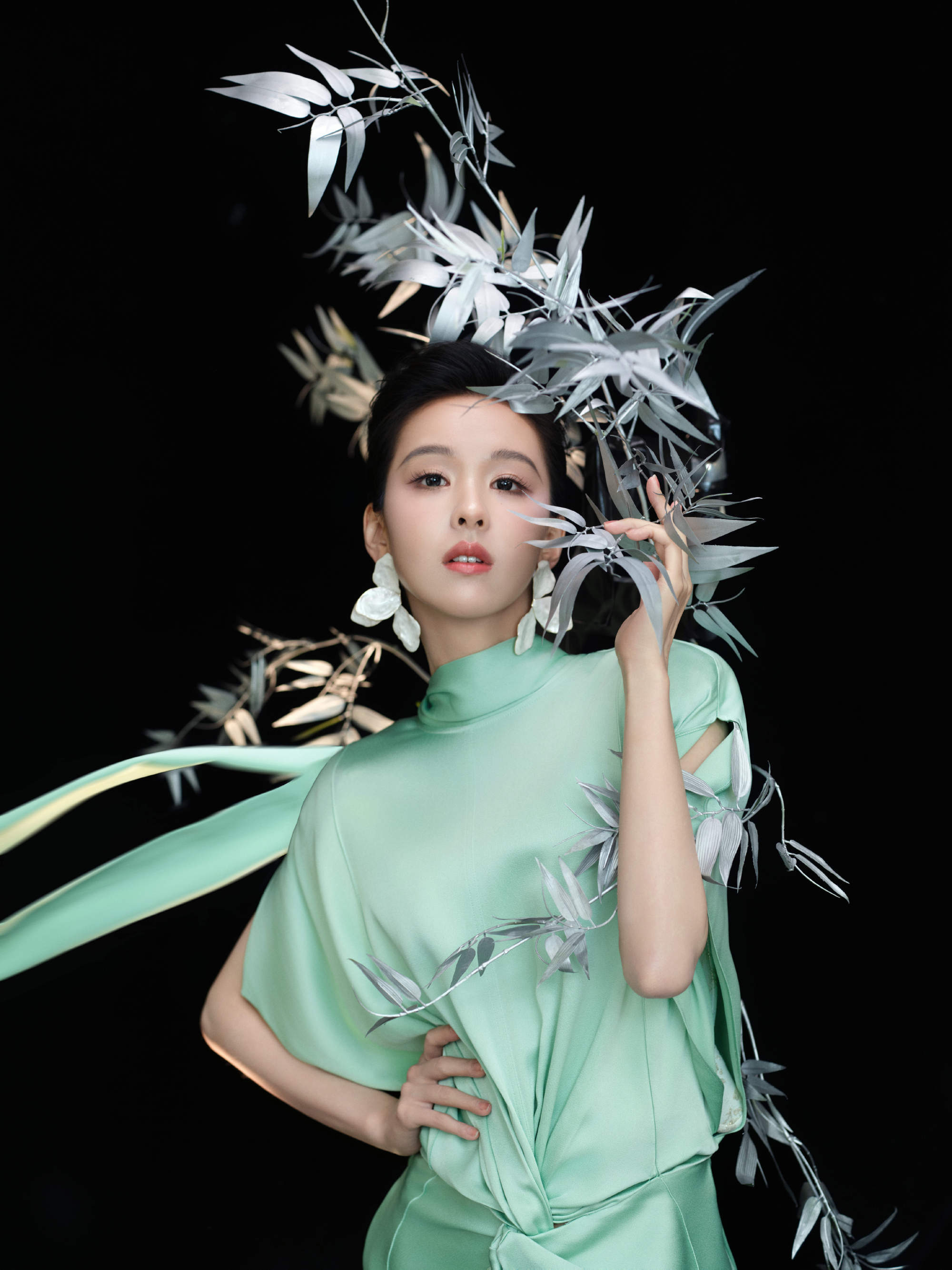 嘟嘟今天好美啊，完全青瓷拟人化了，彩棠代言人美得如此权威