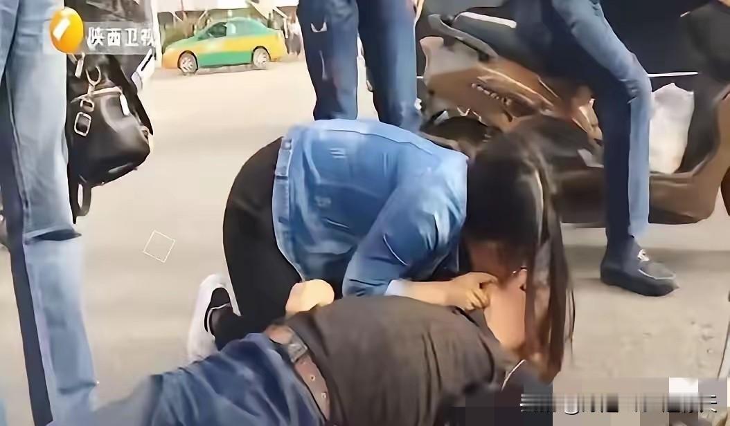 寻找最美西安女孩！
西安一女孩跪地抢救晕倒老人，老人不幸离世，谁料4天后，发现对