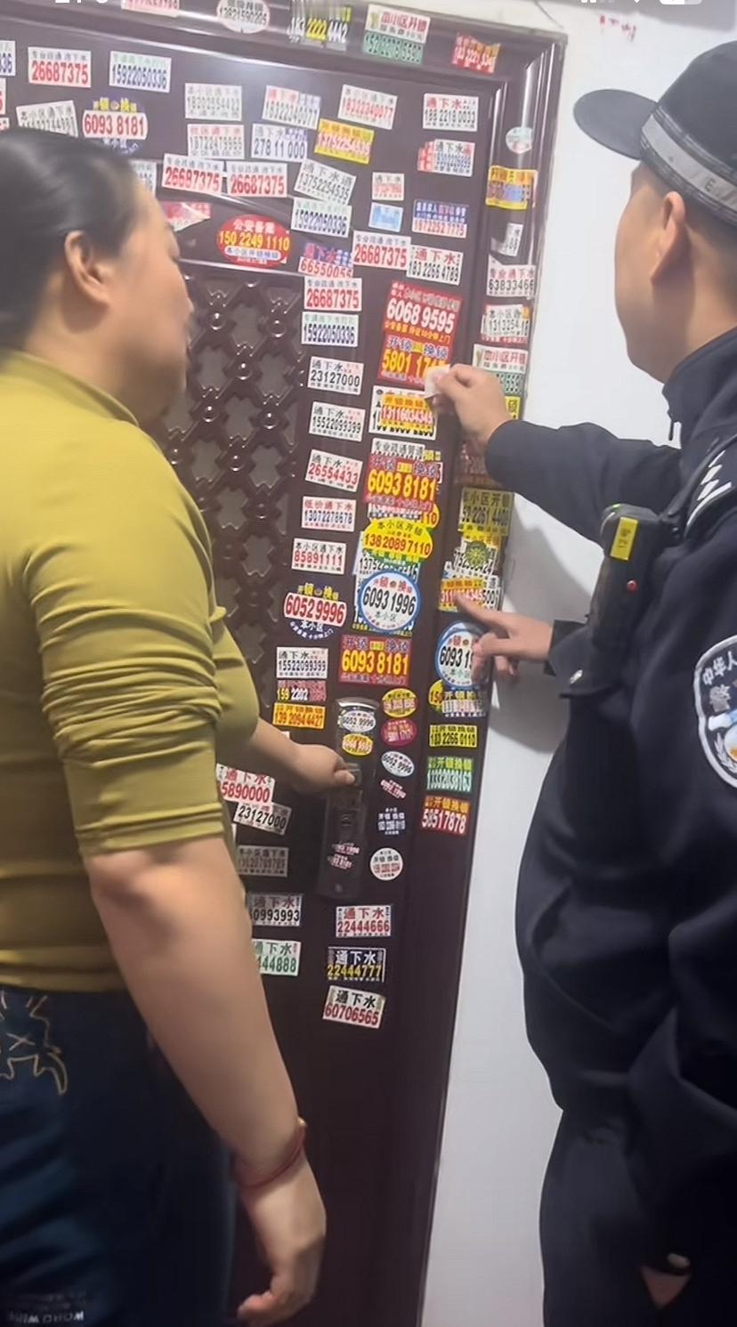 这种怎解决，房主气坏了，报警了，谁来管？
房主说贴太多了，没法清，只能换门。不至