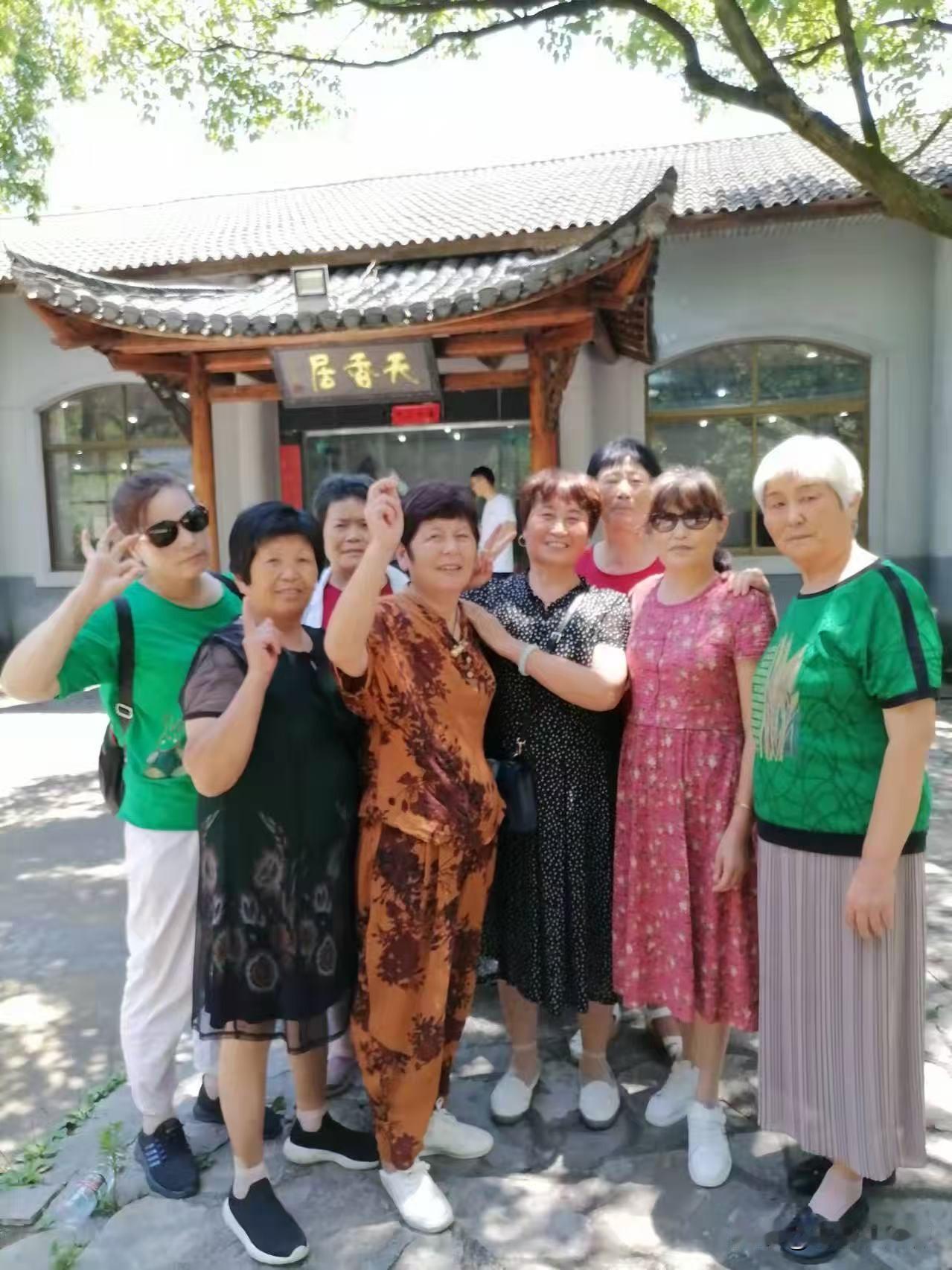 [笑][比心]友友早晨好：[赞]你的文章人生观讲的就对，我很有同感。有不少人喜欢