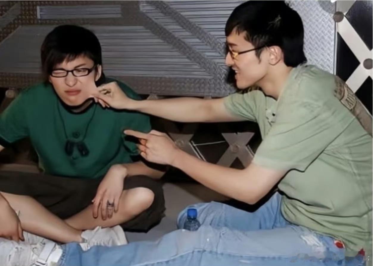 有人问王传君，到底被什么困住了。早在07年《加油好男儿》，他和乔任梁相识，彼此陪