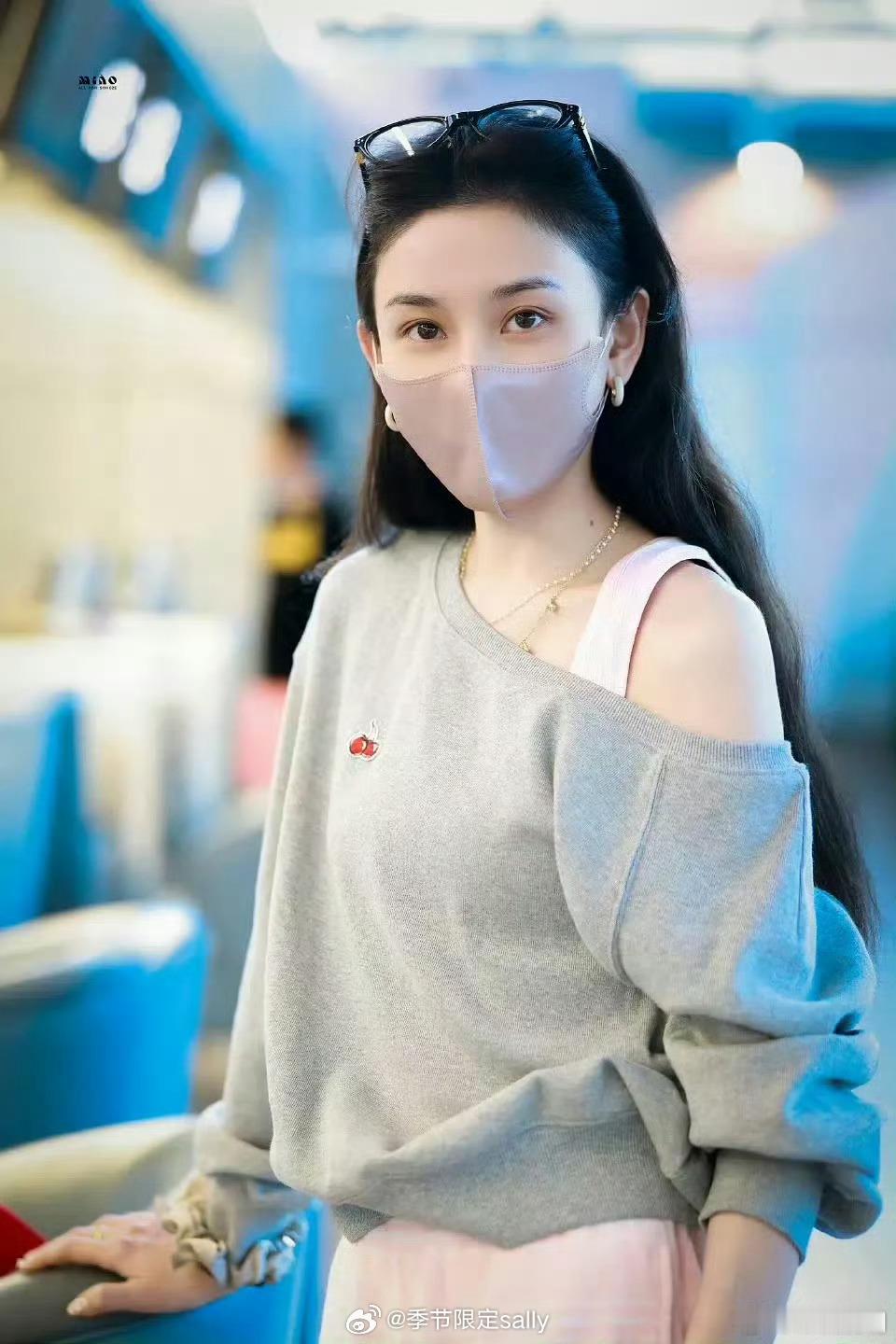 宋祖儿进组表妹万福的机场来了 ​​​