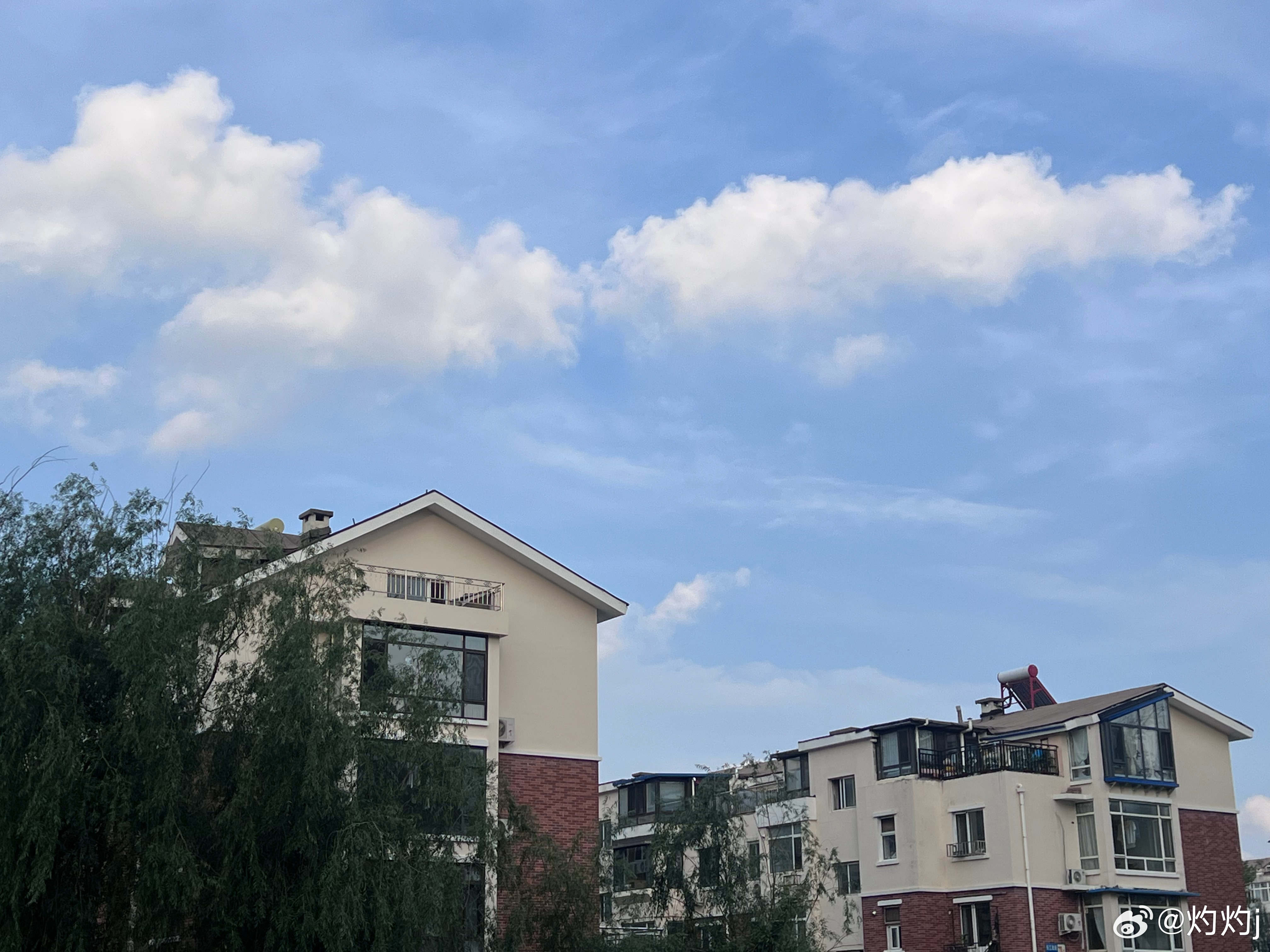 骤雨停歇，乌云散去，蓬松的云絮铺在浅蓝天幕，日子慢慢，万事明朗。此刻